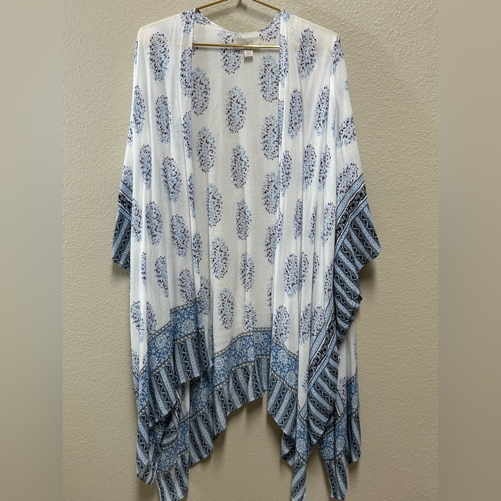 Pretty, light weight kimono.  One size fits all